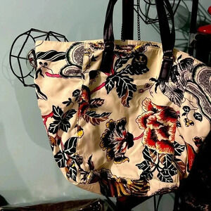 Tory Burch bag Grest condition, never used. Dust bag included.